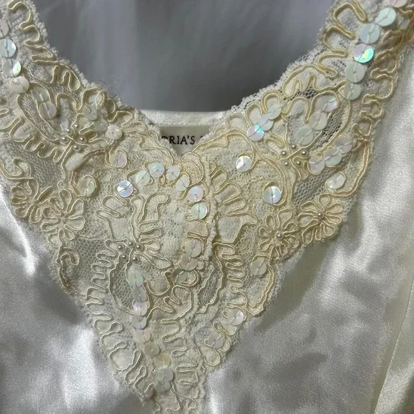 Victoria's Secret cream satin beaded vintage lingerie with lace detailing - Picture 3 of 4
